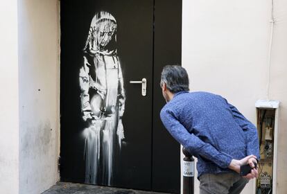 Un hombre contempla una de las obras el 26 de junio en París.  