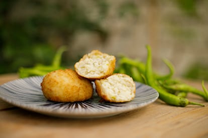 Croqueta de vinagrillos, del Bar Fausto, con piparras, aceitunas y pepinillos.