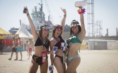 Tres asistentes al Arenal Sound en Burriana.