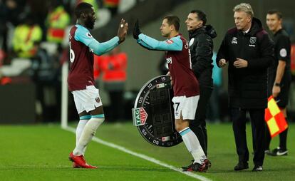 Chicharito entra al campo en sustituci&oacute;n de Mausuaku.