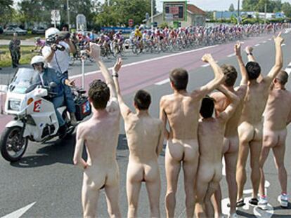 un grupo de nudistas saluda al pelotón.