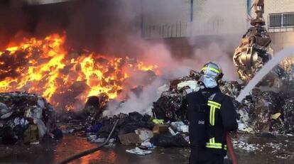 Los bomberos trabajan en la extinción de las llamas en Arganda.