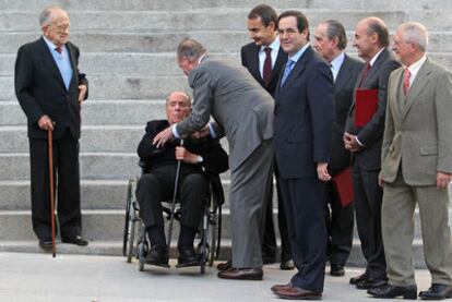 Desde la izquierda, Santiago Carrillo, Manuel Fraga, el Rey, José Luis Rodríguez Zapatero, José Bono, Landelino Lavilla, Miquel Roca y Alejandro Rojas Marcos, ayer en el Congreso.