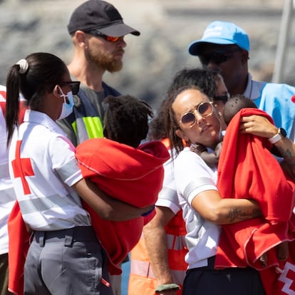 Desembarco en Arguineguín (Gran Canaria) de 120 personas de origen subsahariano rescatadas el día 10 de un cayuco localizado a 520 kilómetros de Canarias con 11 menores a bordo.