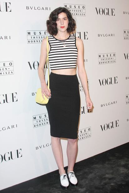 Brianda Fitz James Stuart, con zapatos masculinos y conjunto de cropped top y falda tubo.