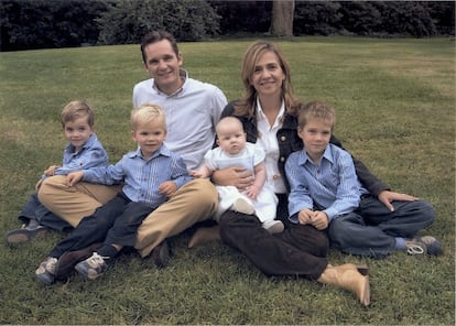 No tardarían en ampliar la familia. El 6 de diciembre del año 2000 nacía Pablo; el 30 de abril de 2002, Miguel; y el 5 de junio de 2005, Irene. Aunque los primeros años como familia numerosa los pasarían en Barcelona, el trabajo y las polémicas judiciales en las que se vieron implicados sus padres les obligaron a mudarse primero a Washington y después a Ginebra.