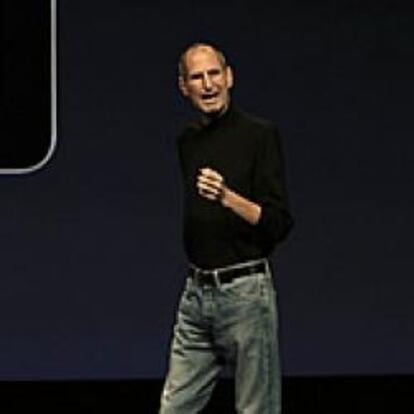 Steve Jobs reaparece por sorpresa y reta a sus rivales con el iPad 2