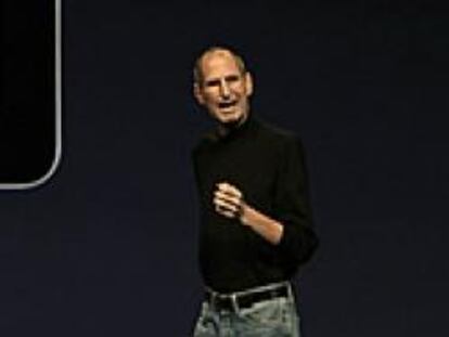 Steve Jobs reaparece por sorpresa y reta a sus rivales con el iPad 2