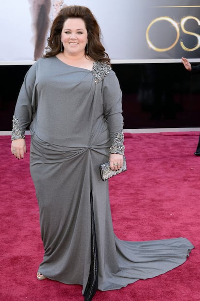 Melissa McCarthy, con extra volumen capilar a lo Lana del Rey, optó por los tonos grisáceos de este gown de David Meister.