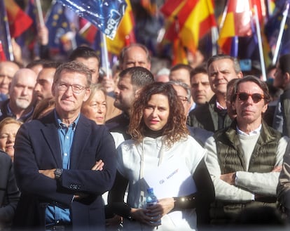 El presidente del Partido Popular, Alberto Núñez Feijóo, la presidenta de la Comunidad de Madrid, Isabel Díaz Ayuso, y el expresidente del Gobierno José María Aznar, durante una manifestación convocada por el PP contra la amnistía en 2024.