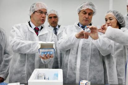 Artur Mas (a la derecha) durante una visita a una empresa farmacéutica.