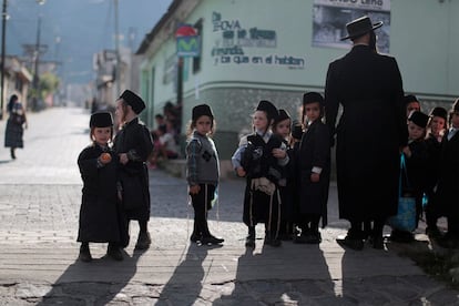 Miembros de Lev Tahor en el pueblo de San Juan La Laguna, su primer asentamiento en Guatemala, el 24 de agosto de 2014.