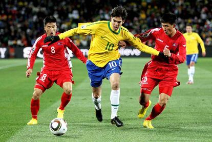 Kaká se escapa de Ji Yun-nam y Ri Jun-il.