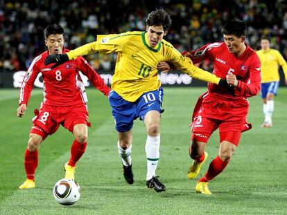 Kaká se escapa de Ji Yun-nam y Ri Jun-il.