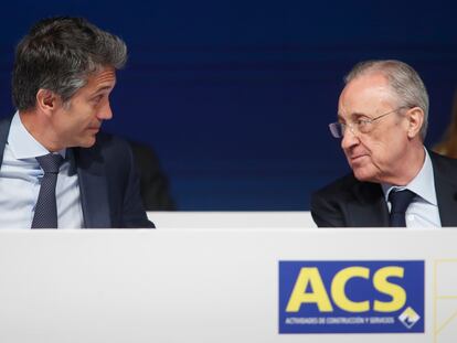 El consejero delegado deACS, Juan Santamaría y el presidente del grupo, Florentino Pérez, en la junta de accionistas 2023.