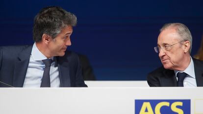 El consejero delegado de ACS, Juan Santamaría, y el presidente Florentino Pérez, en la junta de accionistas 2023.