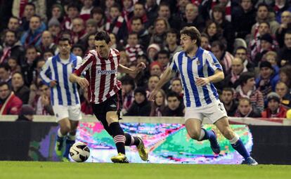 Aduriz lucha por el balón con Illarramendi.