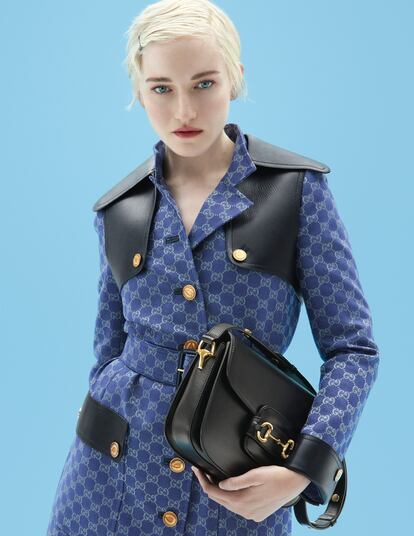 Julia Garner es imagen del perfume Gucci Guilty y del bolso Gucci Horsebit 1955.