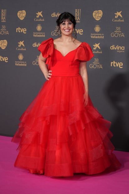 Janet Novás, con vestido rojo con falda de volantes de Yolancris y joyas de M de Paulet. Se llevó el premio a mejor actriz revelación por 'O corno'.