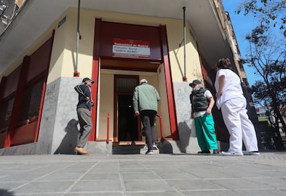 Usuarios del comedor social Santa Isabel, en el barrio madrileño de Chamberí.