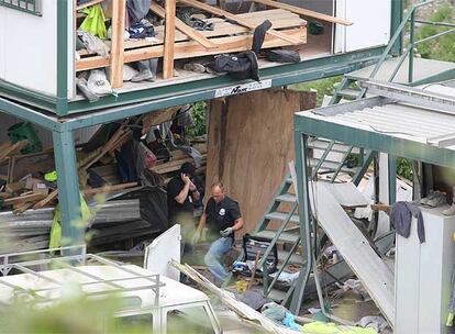 Destrozos causados por la bomba de ETA en las obras de la autopista.