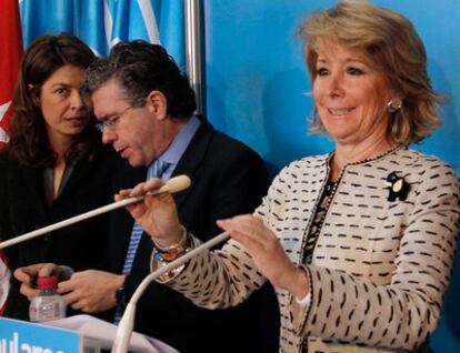 Esperanza Aguirre se prepara para intervenir junto a Granados y Lucía Figar.