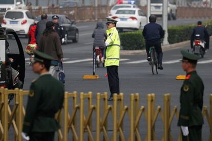 El personal de seguridad montan guardia en la avenida Changan de Pekín.