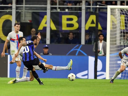 Calhanoglu marca el único gol del partido entre el Inter y el Barcelona este martes en San Siro.