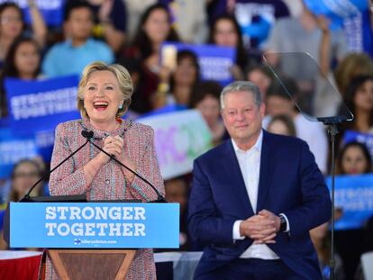 Hillary Clinton hace campaña junto a Al Gore en Florida este martes.