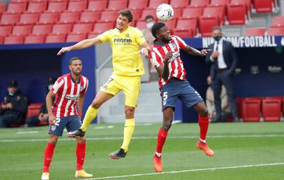 El centrocampista ghanés del Atlético de Madrid, Thomas Partey, pelea un balón con el delantero del Villarreal, Gerard Moreno.