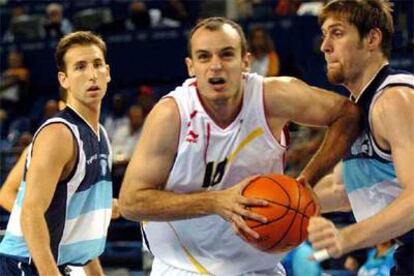 Carlos Jiménez, en un partido con la selección española durante los Juegos Olímpicos de Atenas 2004.