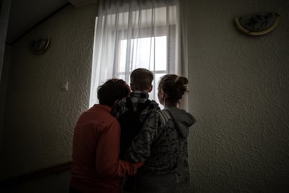 Irina Vasylenko (derecha), con su madre e hijo, en un hotel de Radauți, en Rumania, el viernes.