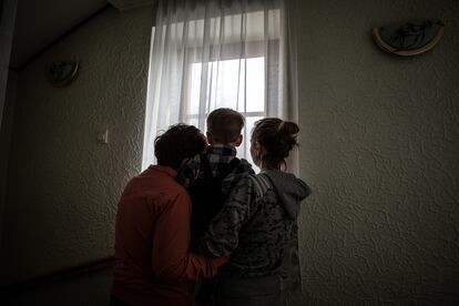 Irina Vasylenko (derecha), con su madre e hijo, en un hotel de Radauți, en Rumania, el viernes.