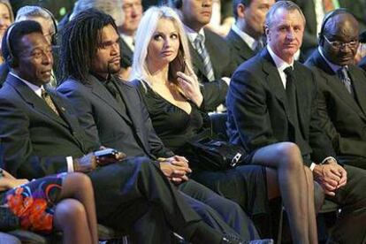 Pele, Karembeu, con su mujer, Adriana; Johan Cruyff y Roger Milla durante el sorteo del Mundial.