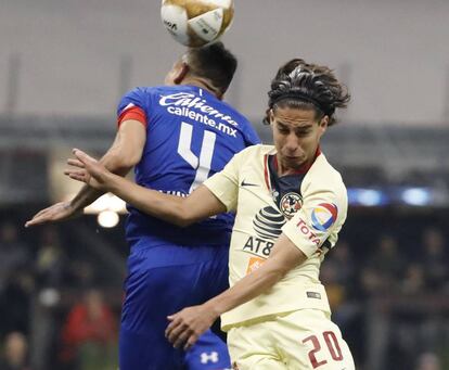 Laínez, con el número 20, en un partido con el América.