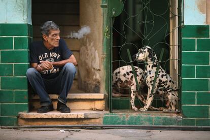 Escena de vida cotidiana en una calle de Centro Habana, en La Habana, Cuba.