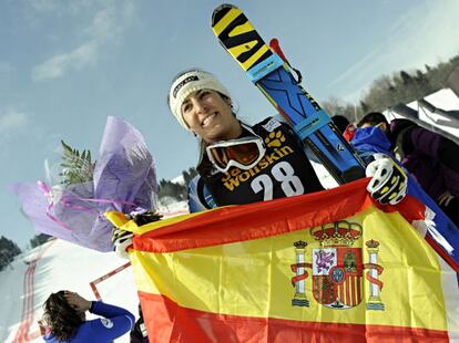 Carolina Ruiz, con la bandera española.