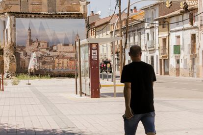 Un hombre camina por una calle de Ateca este sábado.