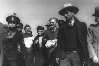 León Trotski y Natalia Sedova (en el centro de la imagen) a su llegada a México, donde les recibió Frida Kahlo (a la derecha de la pareja).