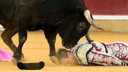 Cogida del banderillero Mariano de la Viña durante la faena de Enrique Ponce a su segundo toro, hoy en Zaragoza.
