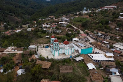 Vista aérea de la comunidad de Juvinani, una aldea situada en el municipio de Metlatónoc, entre los más pobres de México. En esta comunidad sureña, las niñas se dan en matrimonio bajo un acuerdo ancestral de compra y venta. Algunas familias están tratando de erradicar esta práctica, que aún persiste en 66 localidades y es el origen de un ciclo de abuso contra las mujeres y de pobreza para los hombres. “La mayoría sigue vendiendo a sus hijas”, lamenta Eloína Feliciano, indígena mixteca de 23 años vendida por 1.500 euros. “No quiero que me vendas”, recuerda que le pidió a su madre. Pese a sus súplicas, fue otra de las niñas entregadas en matrimonio.