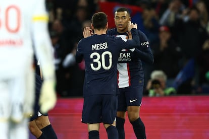 Mbappe y Messi celebran uno de los goles del PSG este sábado ante el Lens.