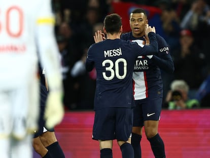 Mbappe y Messi celebran uno de los goles del PSG este sábado ante el Lens.