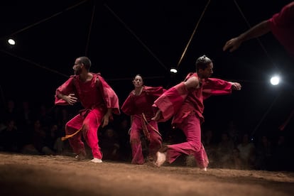 Bailarines israelíes de la compañía Vertigo interpretan el proyecto 'Birth of the Phoenix' junto a las murallas de la Ciudad Vieja en 2017, en Jerusalén, Israel.