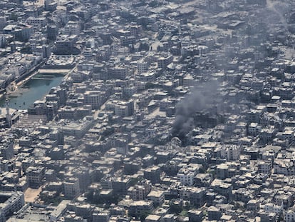Vista aérea de la franja de Gaza desde un avión de la Fuerza Aérea de Jordania este 7 de agosto de 2025.