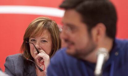 La coordinadora general de EUPV, Marga Sanz, durante la asamblea. En primer Plano, el diputado Ignacio Blanco.