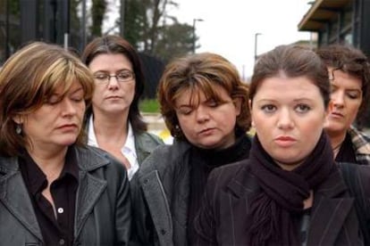 De izquierda a derecha, Paula, Catherine, Gemma, Claire y Donna McCartney, hermanas del camionero asesinado en Belfast.