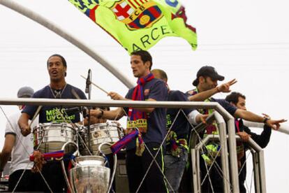 Los futbolistas han desfilado en un espectacular camión hacia el Camp Nou.