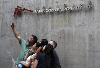 Ai Weiwei se hace fotos con sus seguidores a las puertas de la galer&iacute;a Tang el s&aacute;bado.