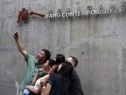 Ai Weiwei se hace fotos con sus seguidores a las puertas de la galer&iacute;a Tang el s&aacute;bado.